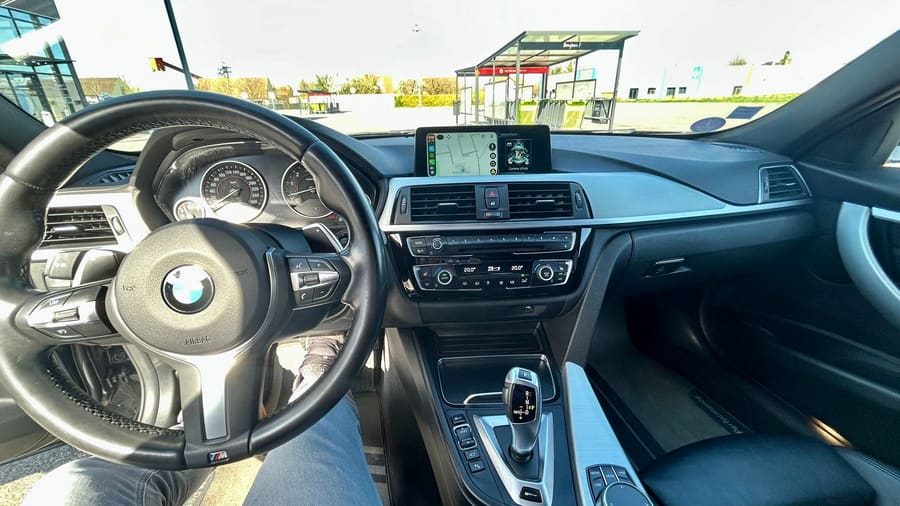 Intérieur de voiture avant et après traitement par Mia